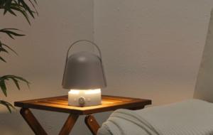 IKEA Vappeby este o lampă cu o boxă portabilă integrată, cu sunet la 360 de grade