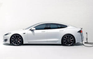 După modelul Apple, Tesla nu mai pune încărcătoare „în cutie”