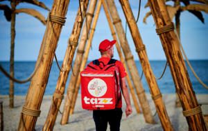 Tazz anunță că livrează direct pe plajă în Mamaia și Constanța