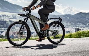 Franța va oferi 4000 de euro persoanelor care schimbă mașina pentru bicicleta electrică