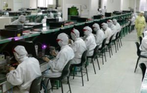 Probleme cu producţia de iPhone: mii de muncitori Foxconn şi-au dat demisia