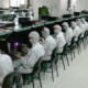 Probleme cu producţia de iPhone: mii de muncitori Foxconn şi-au dat demisia