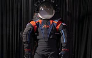 NASA a prezentat noile costume pentru astronauții din misiunile lunare Artemis