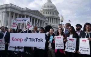 TikTok a scos bani din buzunare pentru ca influencerii americani să ia parte la protestul împotriva interzicerii rețelei sociale în SUA