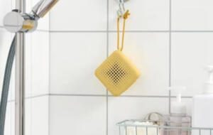 IKEA Vappeby este o boxă portabilă compactă pe care o poţi lua la duş