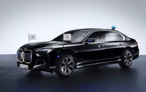 BMW prezintă modelul i7 Protection: vehicul electric care rezistă la explozii, foc de armă