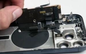 Cât de greu de reparat e de fapt un iPhone 15 Pro Max?