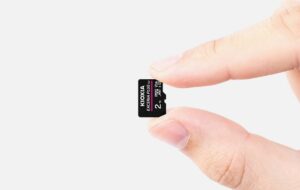 KIOXIA anunță primul card microSD comercial de 2TB. Poate stoca 40 ore de material 4K