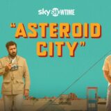Asteroid City, lungmetrajul lui Wes Anderson din 2023, este disponibil pe SkyShowtime din 20 ianuarie