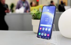 Telefoanele „mici” continuă să crească: Samsung ar putea livra Galaxy S25 cu un ecran mai mare