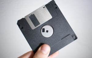 Japonia începe să renunțe la dischete floppy și CD-uri în instituții guvernamentale