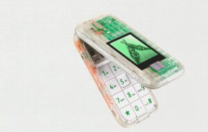 Nokia, Heineken și o casă de modă din Boston lansează un telefon cu clapă care nu face nimic special