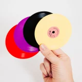 Noul trend hipsteresc în muzică: Tiny Vinyl, funcțional și colecționabil