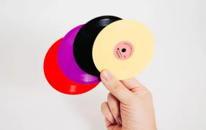 Noul trend hipsteresc în muzică: Tiny Vinyl, funcțional și colecționabil