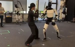Robotul Optimus de la Tesla a învățat … kung fu