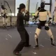 Robotul Optimus de la Tesla a învățat … kung fu