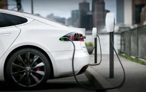 Lovitură pentru șoferii de electrice: o țară din Europa adoptă taxarea la kilometru pentru a compensa pierderile din accize