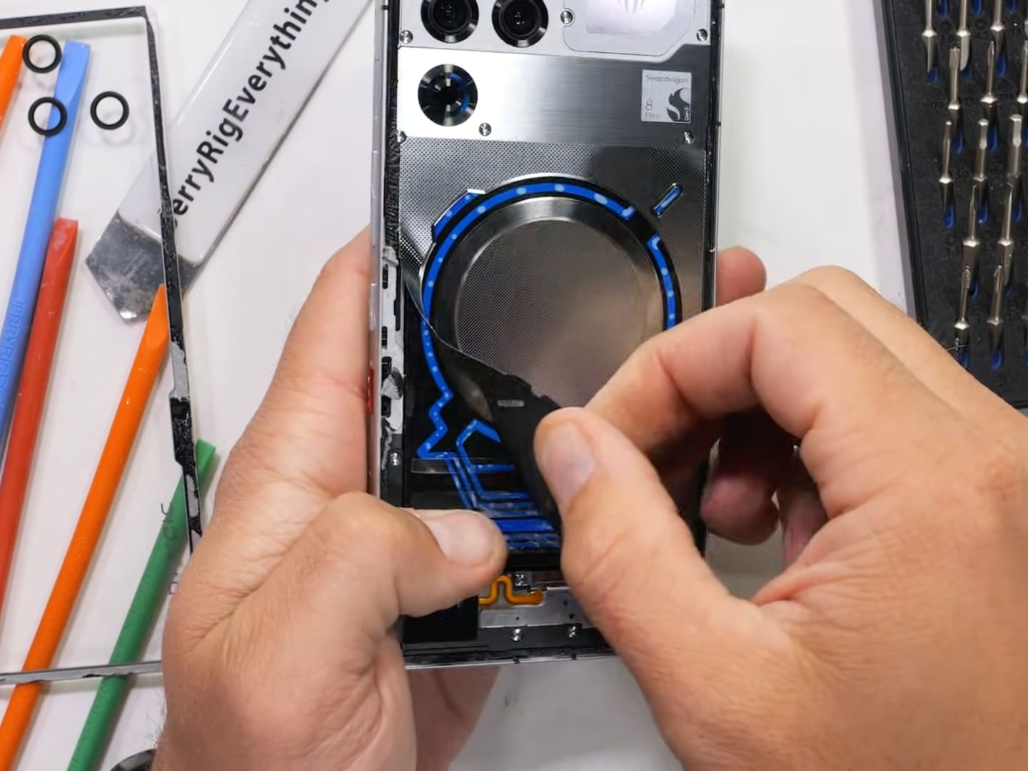 Dezmembrarea RedMagic 11 Pro ne arată primul sistem de răcire cu apă pentru smartphone