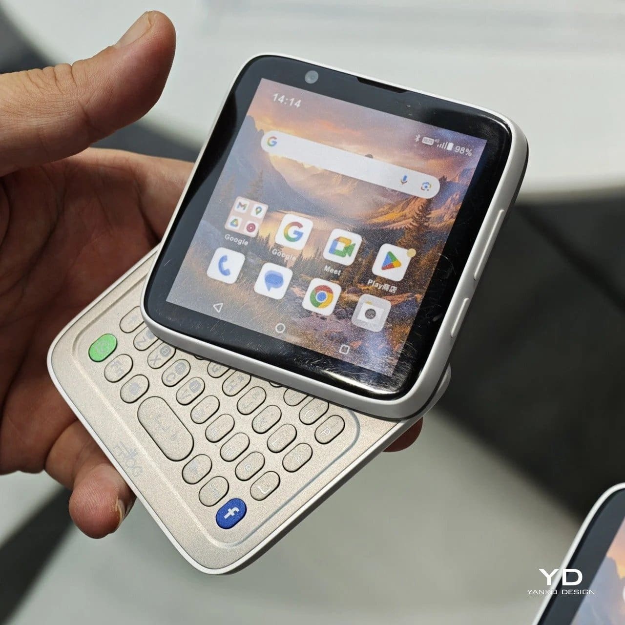 Frog Android Frog RS1: telefon Android care amintește de Motorola Flipout