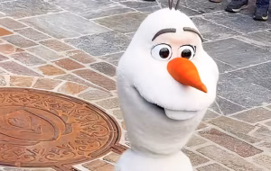 Noul robot AI Olaf din Disneyland s-a defectat și a devenit viral
