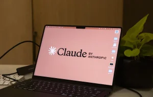 Anthropic a publicat din greșeală codul sursă al Claude