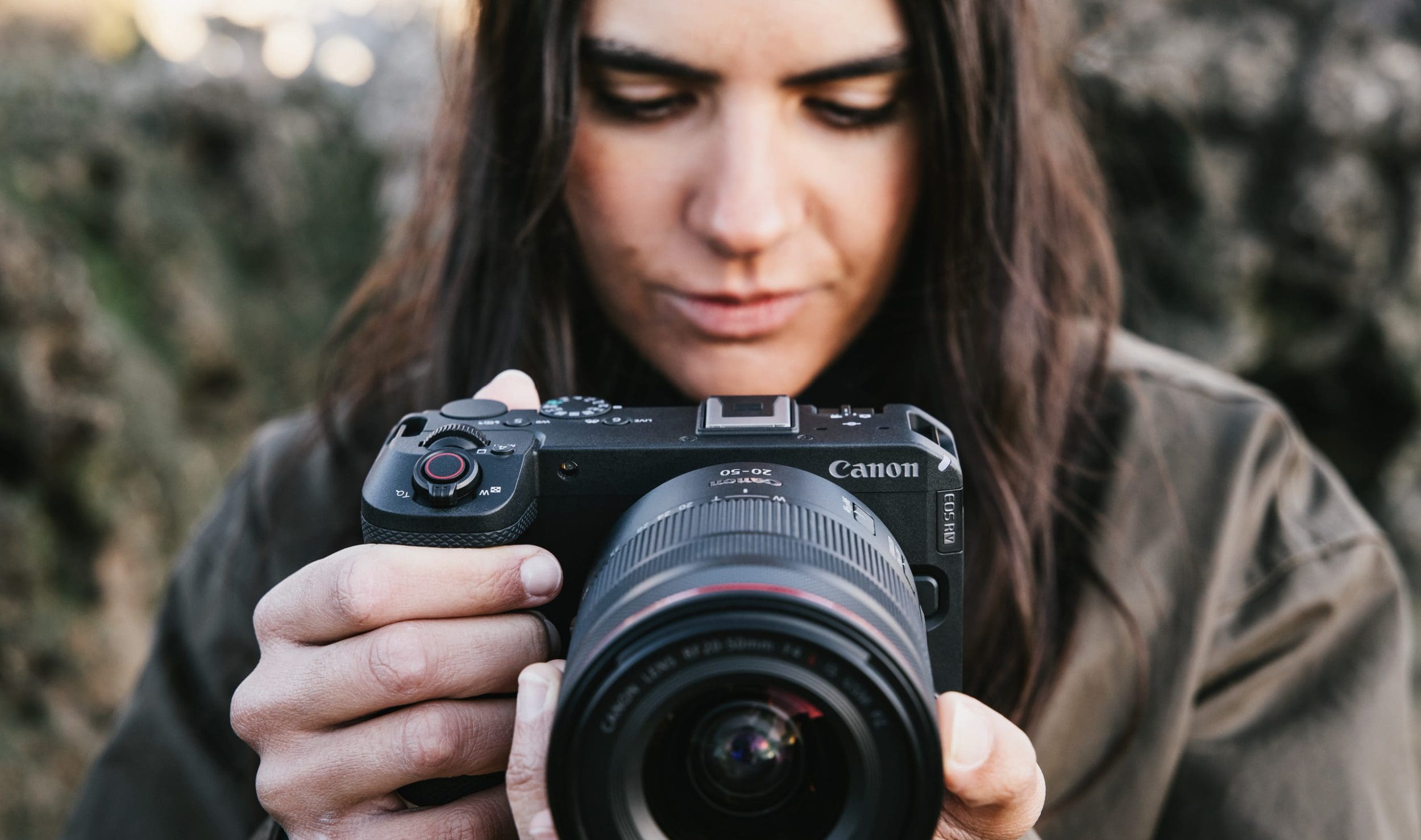 Canon lansează EOS R6 V și primul obiectiv RF full-frame cu zoom motorizat