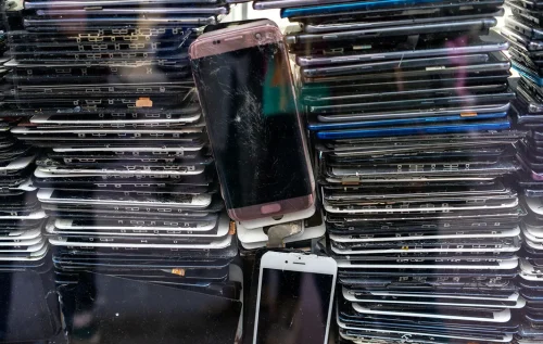 Cercetătorii au folosit telefoane vechi pentru a construi un data center mai performant decât tehnologiile dedicate