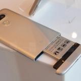 Legea europeană privind telefoanele cu baterii înlocuibile a primit un amendament important