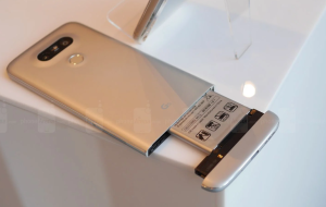 Legea europeană privind telefoanele cu baterii înlocuibile a primit un amendament important