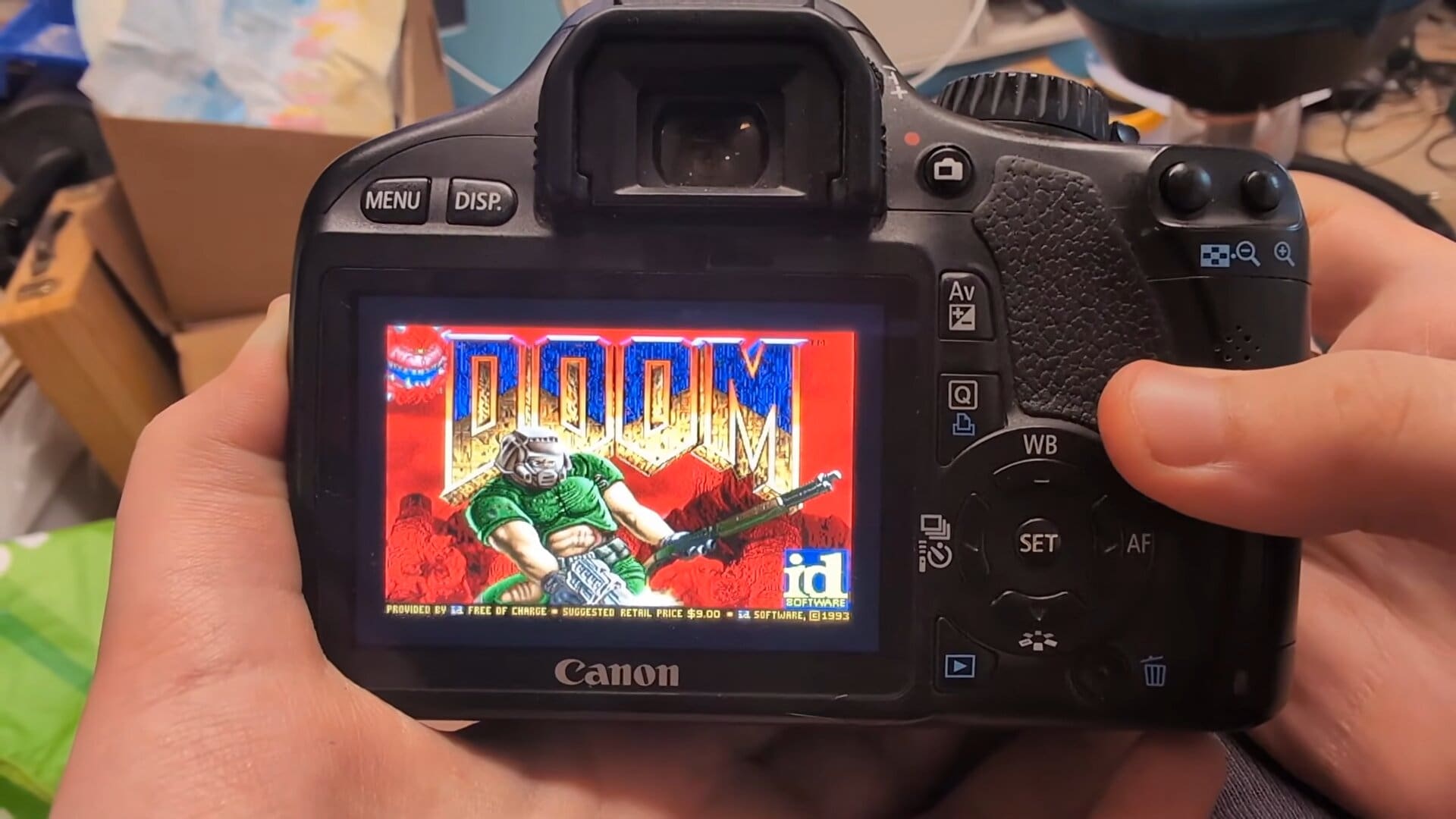 DOOM rulează acum și pe ecranul unei camere DSLR