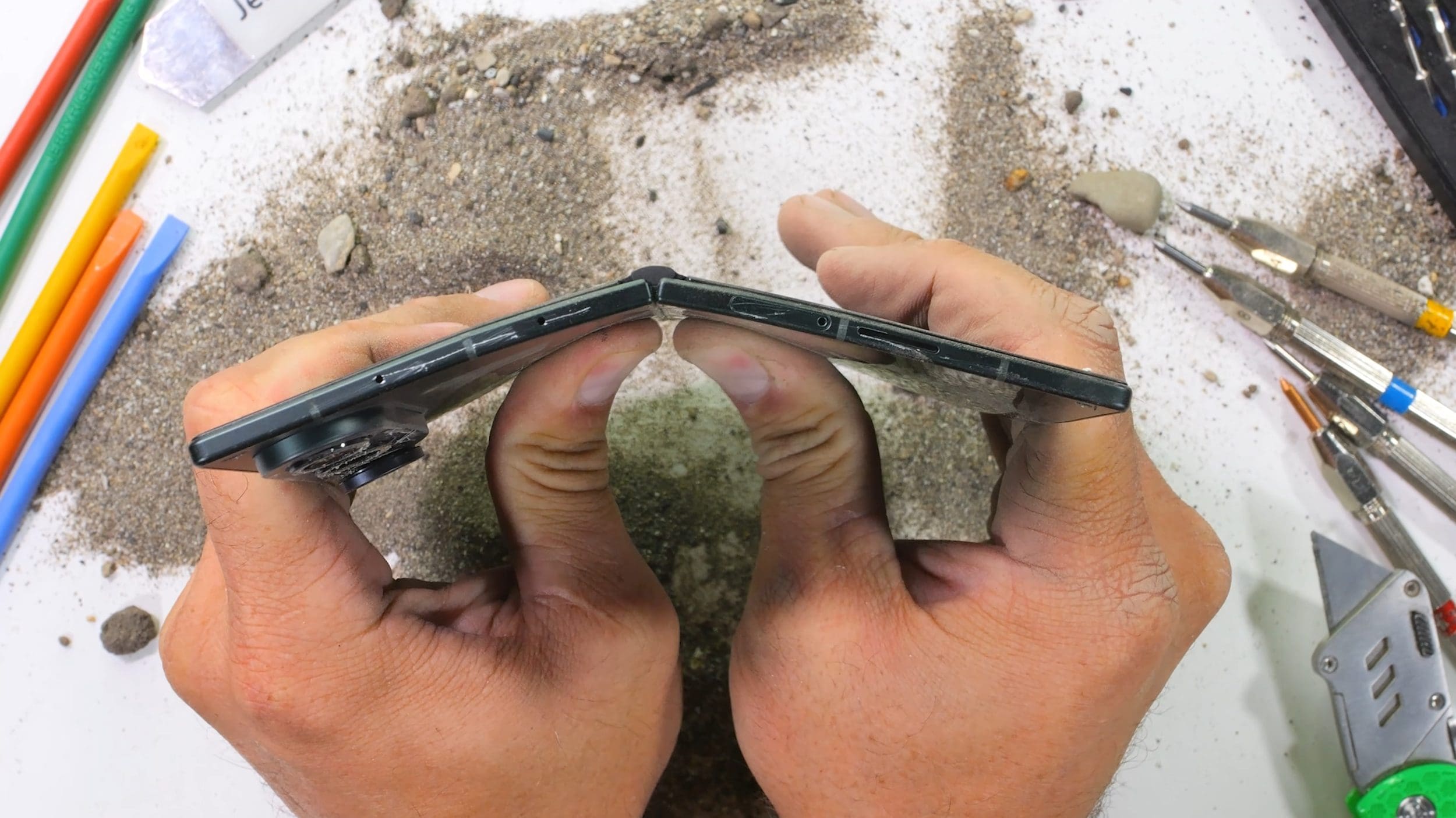 Galaxy Z Fold8 Ultra supraviețuiește structural testelor de rezistență, dar fără ecranul pliabil