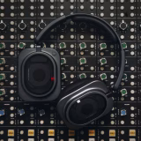 Nothing a lansat Headphone (1) Pro cu șase difuzoare, sistem ANC și durată de viață de până la 68 de ore