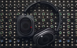 Nothing a lansat Headphone (1) Pro cu șase difuzoare, sistem ANC și durată de viață de până la 68 de ore