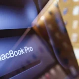 Macbook-ul cu ecran OLED touchscreen este mult mai ușor