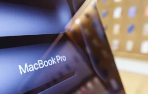 Macbook-ul cu ecran OLED touchscreen este mult mai ușor